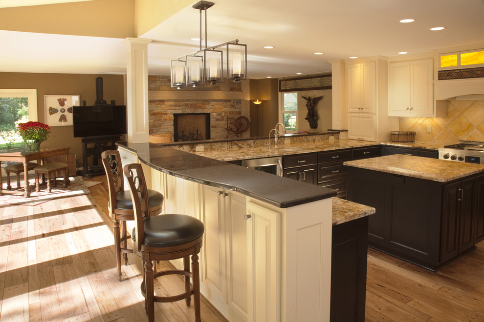 Inspiration for a transitional kitchen in Milwaukee with stainless steel appliances.