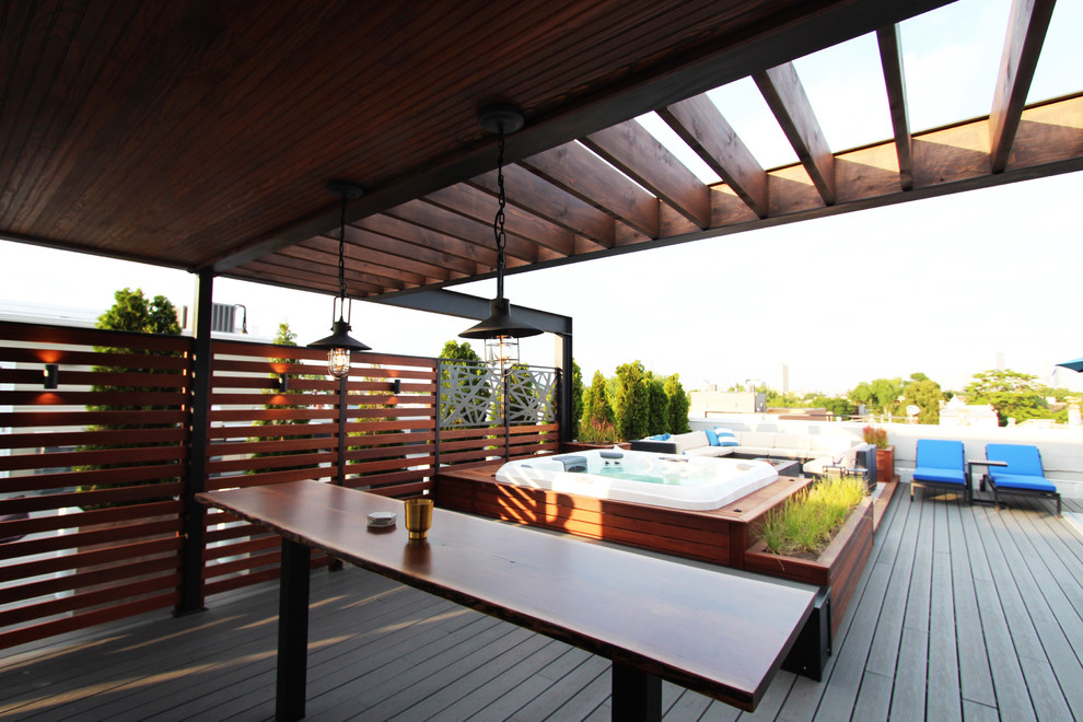 Inspiration for a large contemporary rooftop deck in Chicago with an outdoor shower and a roof extension.