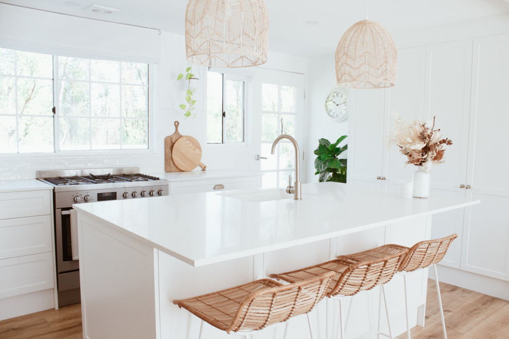 Photo of a beach style kitchen in Gold Coast - Tweed.