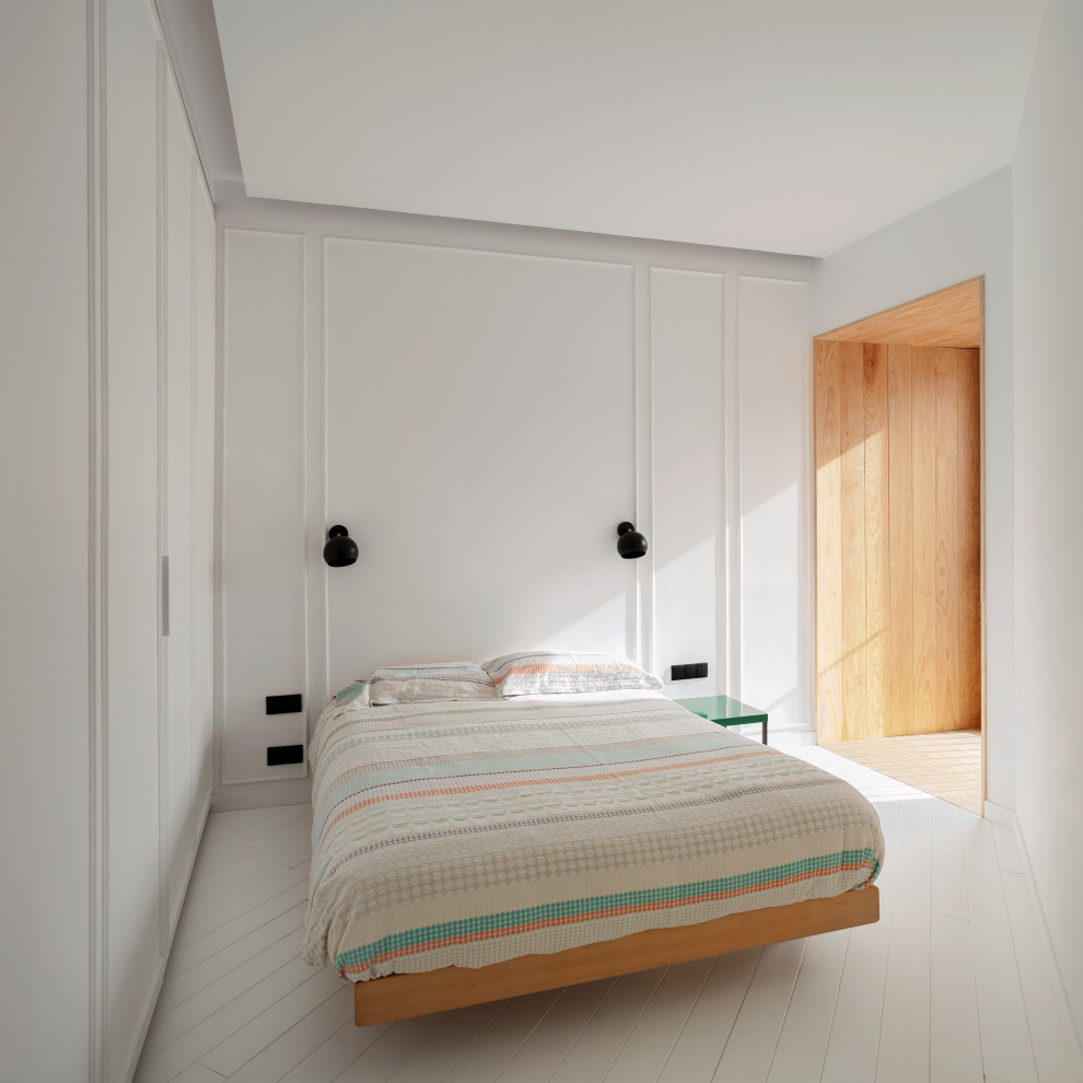 Diseño de habitación de invitados blanca y madera contemporánea de tamaño medio con paredes blancas, suelo de madera pintada, suelo blanco, bandeja y boiserie