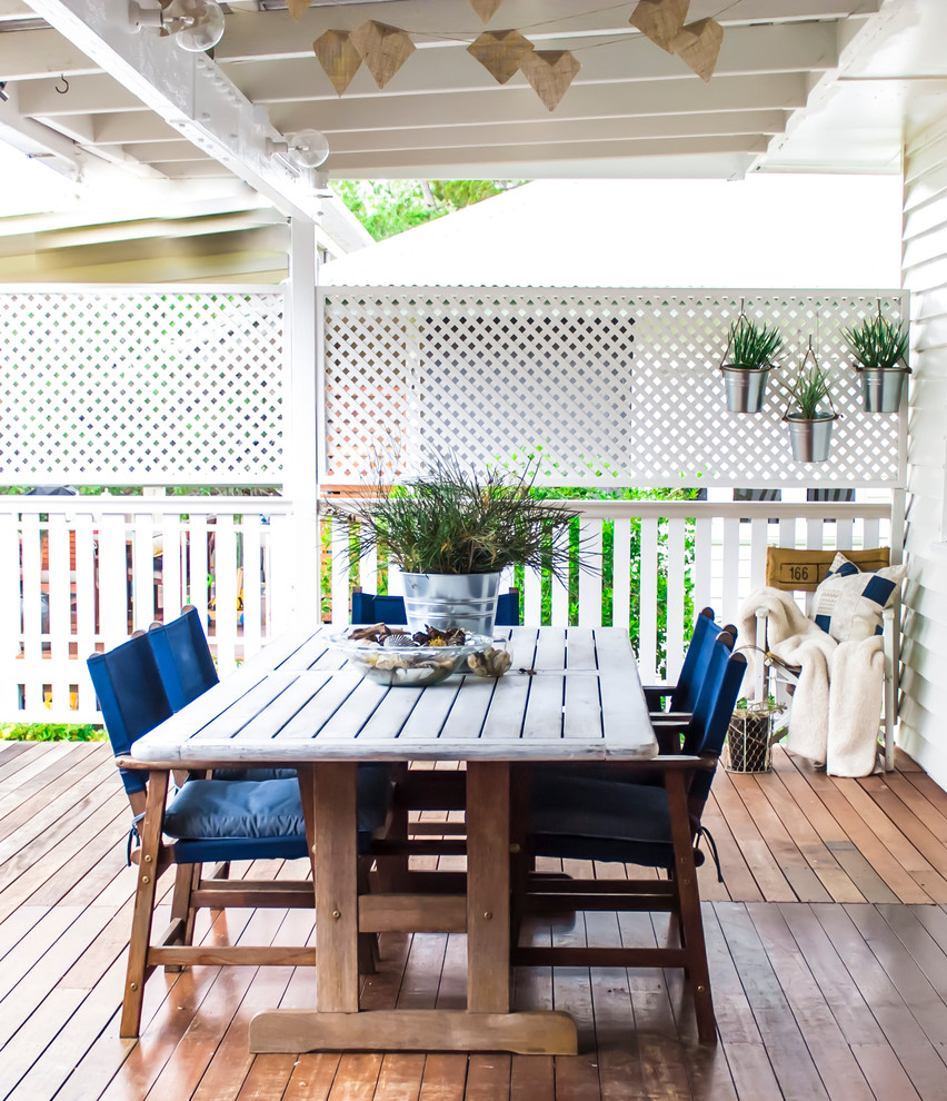 Inspiration for a mid-sized traditional backyard deck in Brisbane with a roof extension.