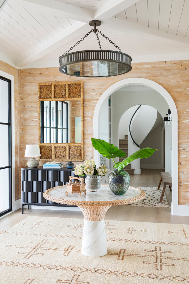 Immagine di un ampio ingresso o corridoio stile marinaro con pareti beige, parquet chiaro, pavimento beige, soffitto in perlinato e pareti in legno