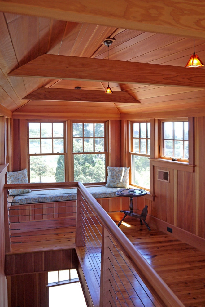 Источник вдохновения для домашнего уюта: спальня на антресоли в классическом стиле с темным паркетным полом, деревянным потолком и деревянными стенами