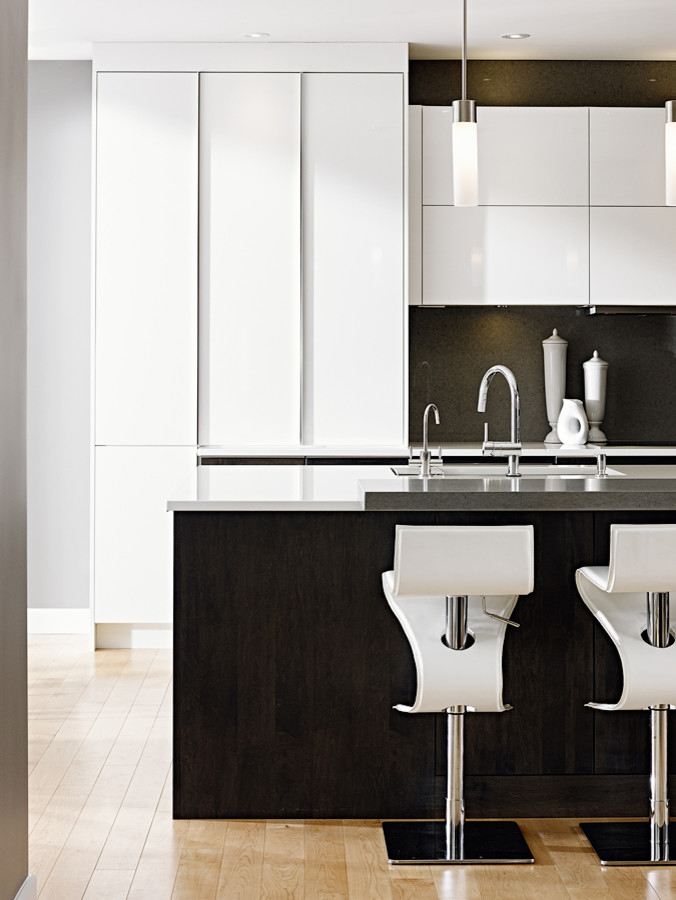 Eat-in kitchen - large modern l-shaped light wood floor eat-in kitchen idea with an undermount sink, flat-panel cabinets, white cabinets, quartz countertops, stone slab backsplash, stainless steel appliances and an island