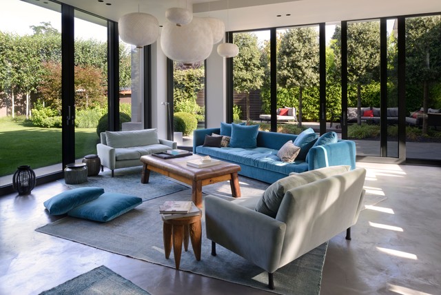 Une maison d'exception en r&eacute;gion parisienne contemporary-living-room