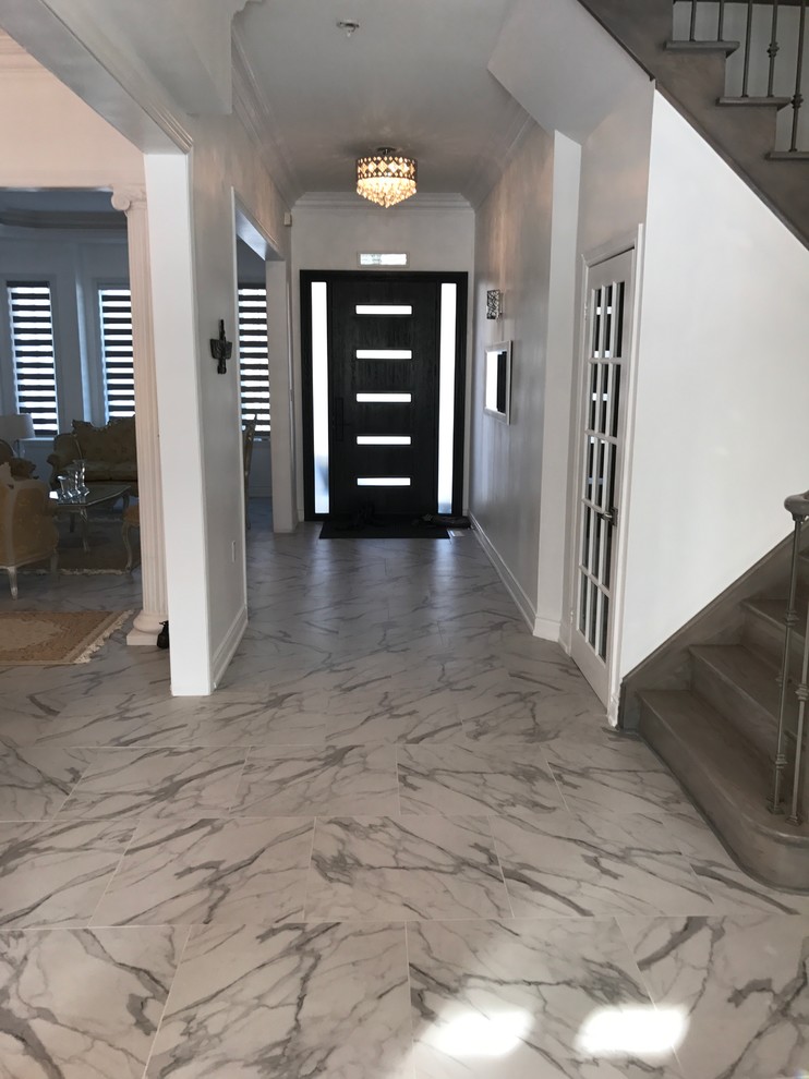 Entryway - transitional entryway idea in Toronto