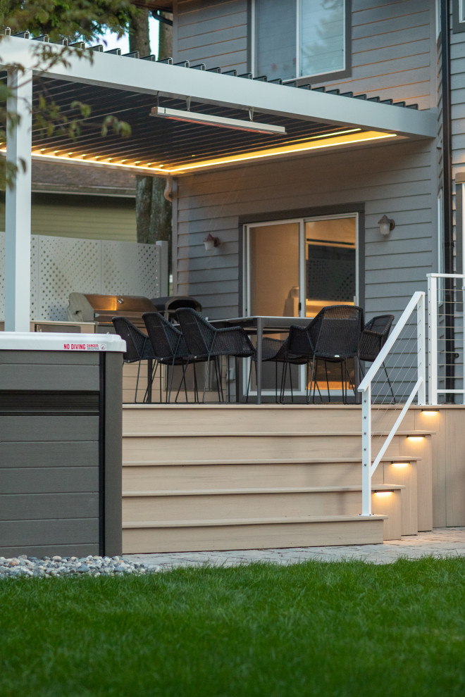 Transitional deck photo in Vancouver