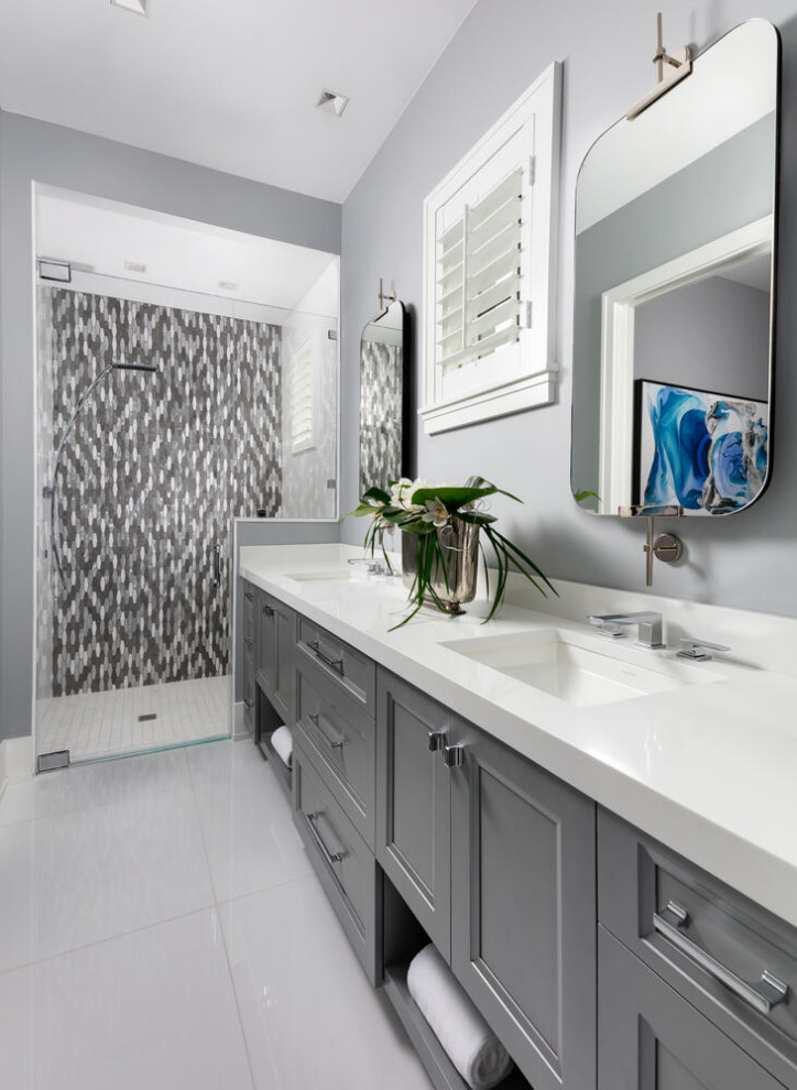 Aménagement d'une grande salle de bain contemporaine avec des portes de placard grises et meuble double vasque.