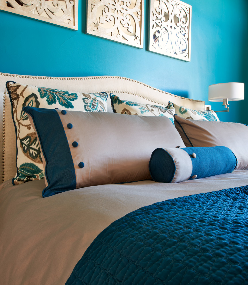 Пример оригинального дизайна: большая хозяйская спальня в современном стиле с синими стенами, ковровым покрытием, стандартным камином, фасадом камина из каменной кладки и сводчатым потолком