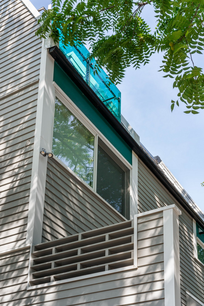 Idee per la facciata di una casa a schiera piccola grigia moderna a quattro piani con rivestimento in legno, tetto a mansarda, copertura mista, tetto grigio e pannelli sovrapposti
