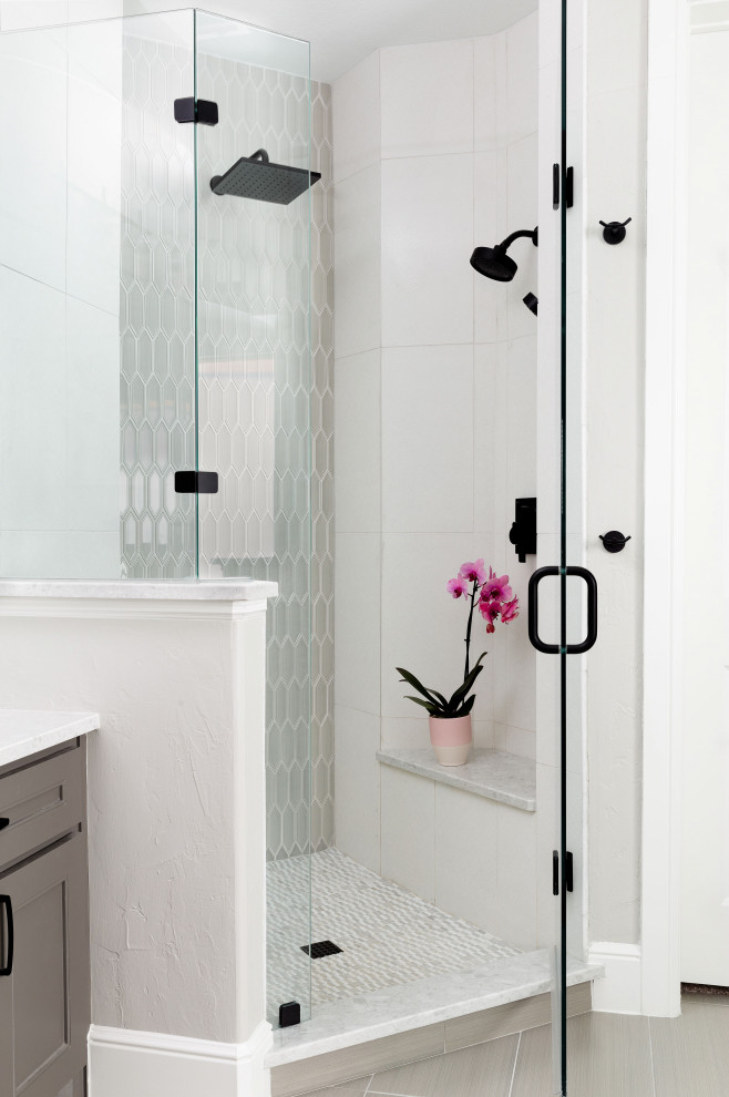 Стильный дизайн: главная ванная комната среднего размера в стиле неоклассика (современная классика) с фасадами с утопленной филенкой, серыми фасадами, отдельно стоящей ванной, угловым душем, раздельным унитазом, белой плиткой, плиткой мозаикой, серыми стенами, полом из керамогранита, врезной раковиной, столешницей из искусственного кварца, серым полом, душем с распашными дверями, белой столешницей, нишей, тумбой под две раковины, встроенной тумбой и панелями на стенах - последний тренд