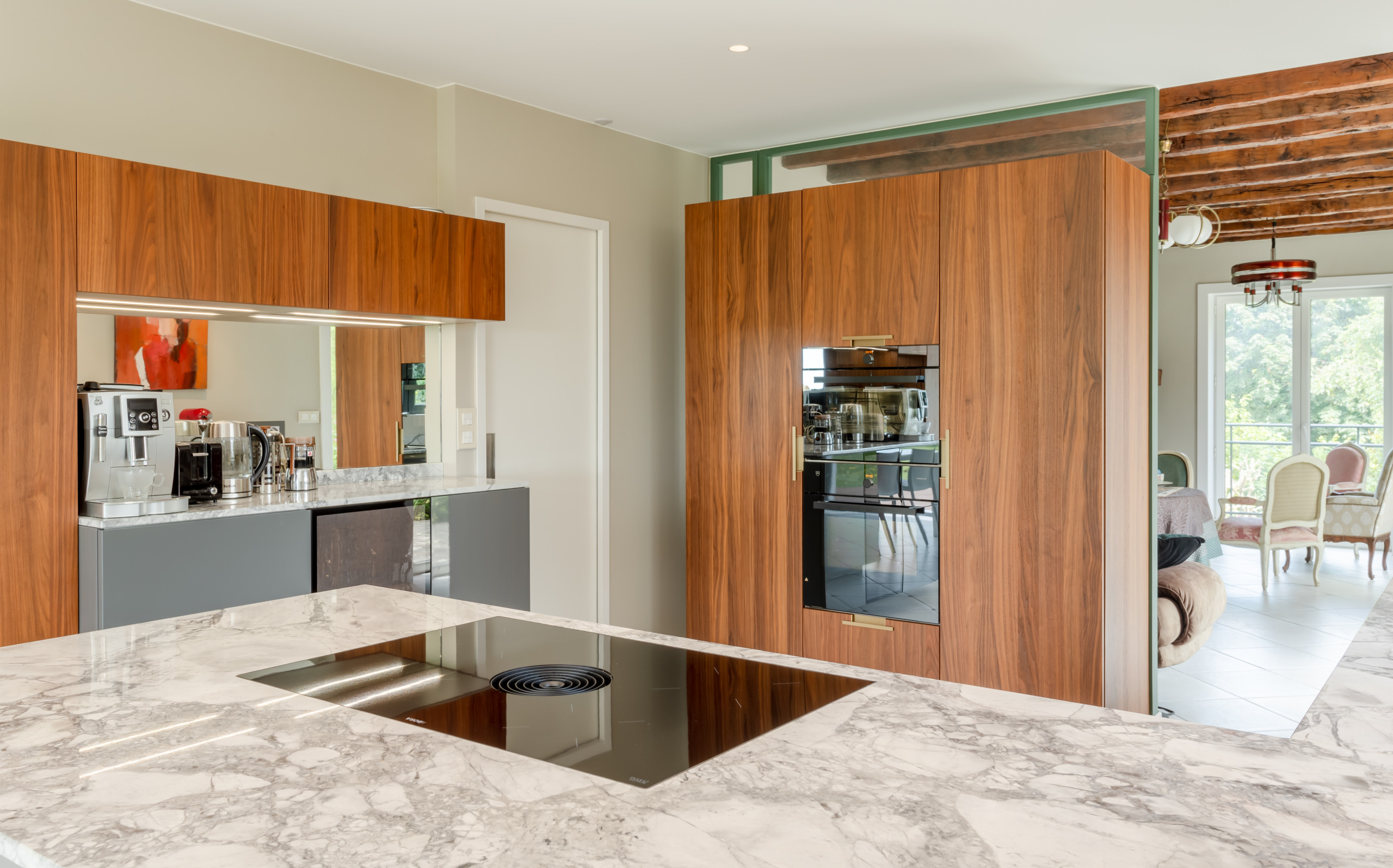 Rénovation d'une cuisine ouverte et chambre multifonction avec bureau intégré
