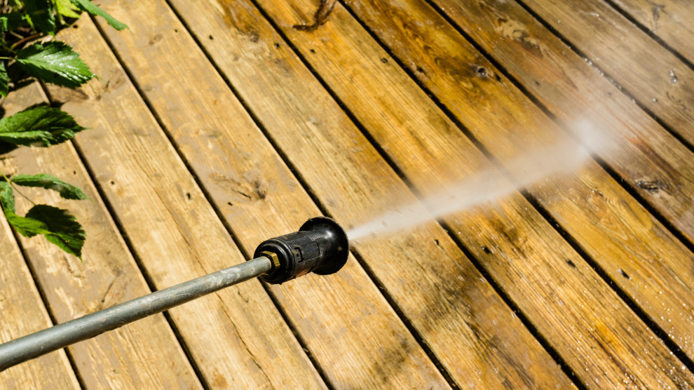 Signs That Your Deck Needs Restoration