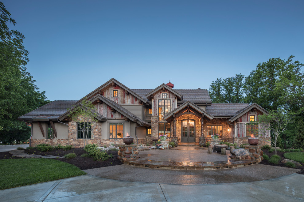 Zweistöckiges Uriges Einfamilienhaus mit Mix-Fassade, brauner Fassadenfarbe, Satteldach und Ziegeldach in Kansas City