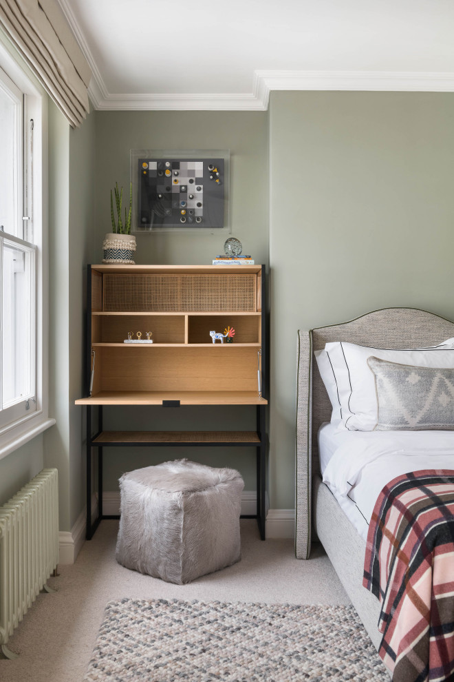 Ispirazione per una piccola camera da letto tradizionale con pareti verdi, moquette e pavimento beige