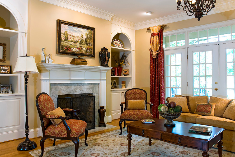 Design ideas for a traditional living room in Baltimore.