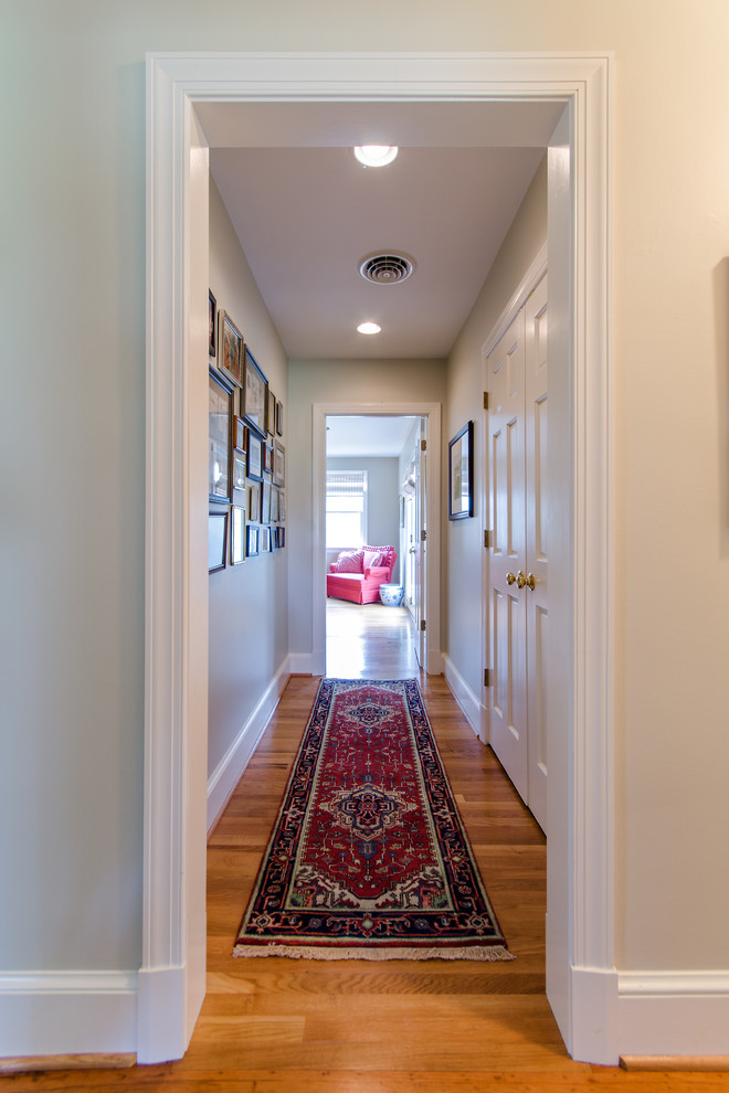 Photo of a traditional hallway in Richmond.