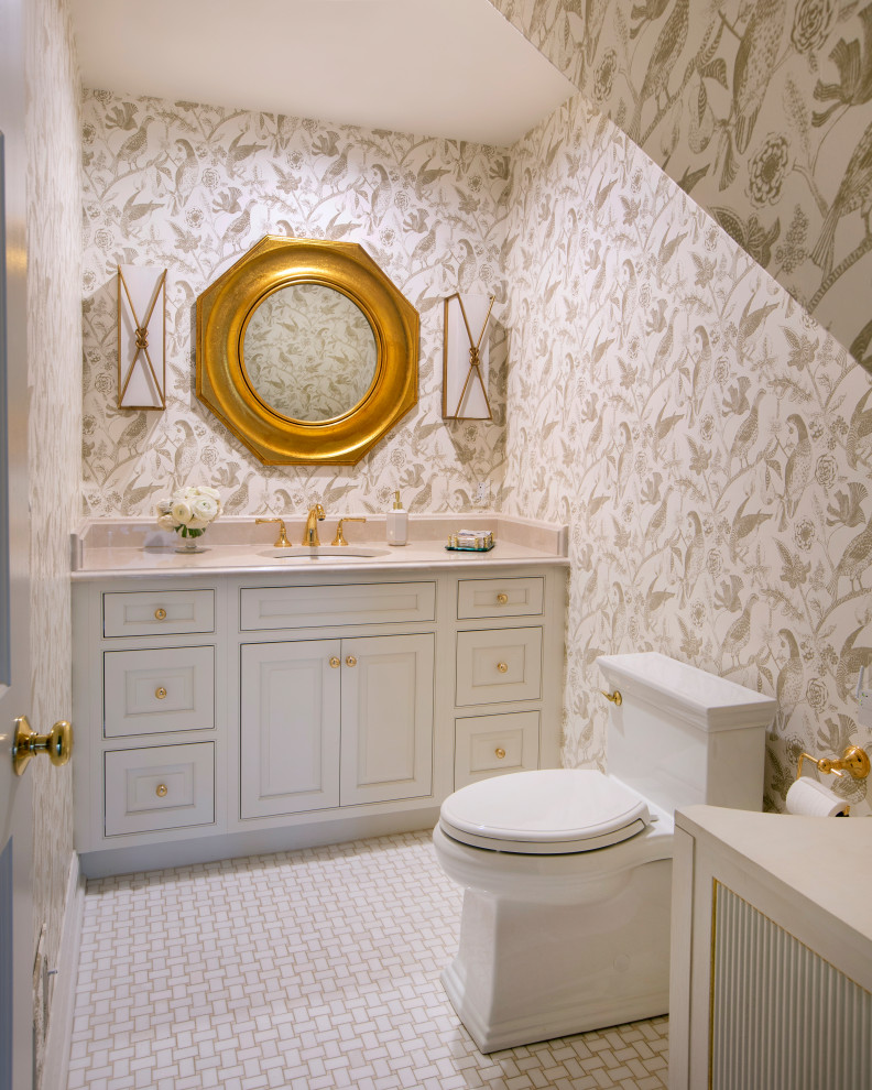Idées déco pour un WC et toilettes classique de taille moyenne avec des portes de placard blanches, WC à poser, un mur beige, un sol en marbre, un lavabo encastré, un plan de toilette en marbre, un sol beige, un plan de toilette beige, meuble-lavabo encastré, un plafond voûté, du papier peint et un placard à porte affleurante.