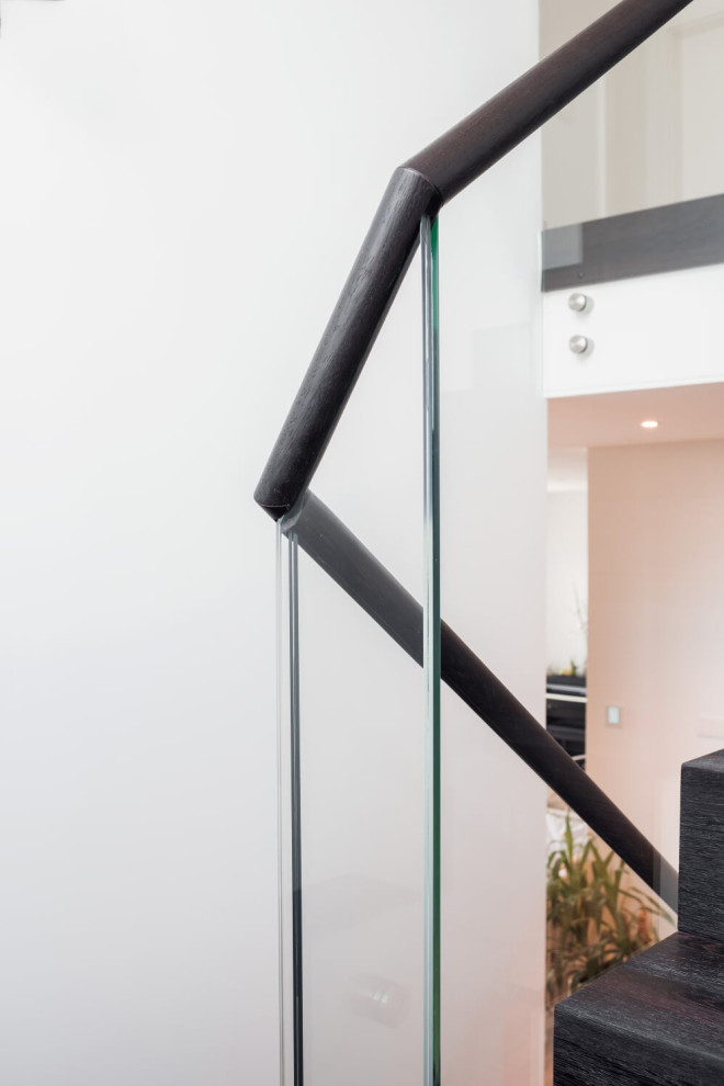 Лестница венге со стеклянной балюстрадой и деревянными перилами