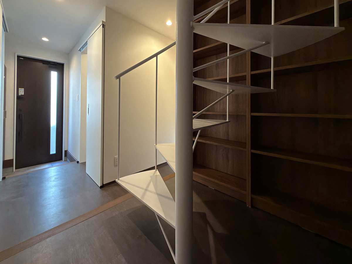 らせん階段から玄関を見返す