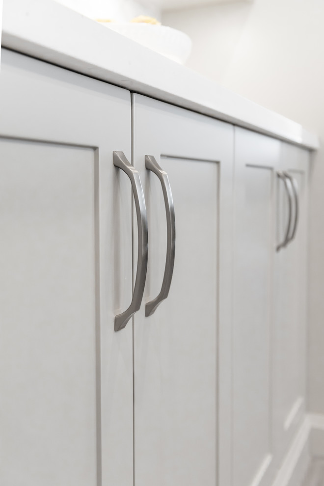 Inspiration for a transitional home design remodel in Toronto