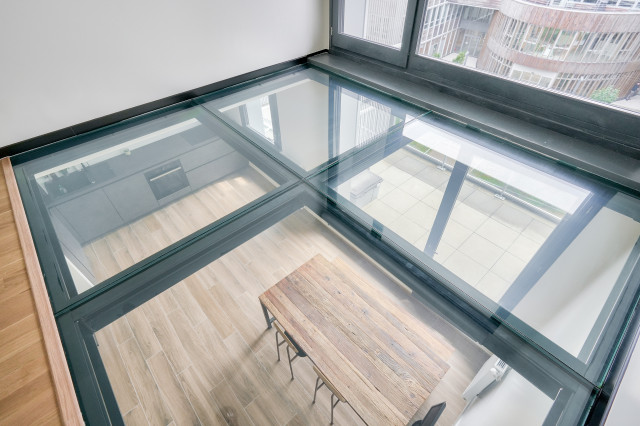 Cr&eacute;ation d'une mezzanine vitr&eacute;e industrial-schlafzimmer