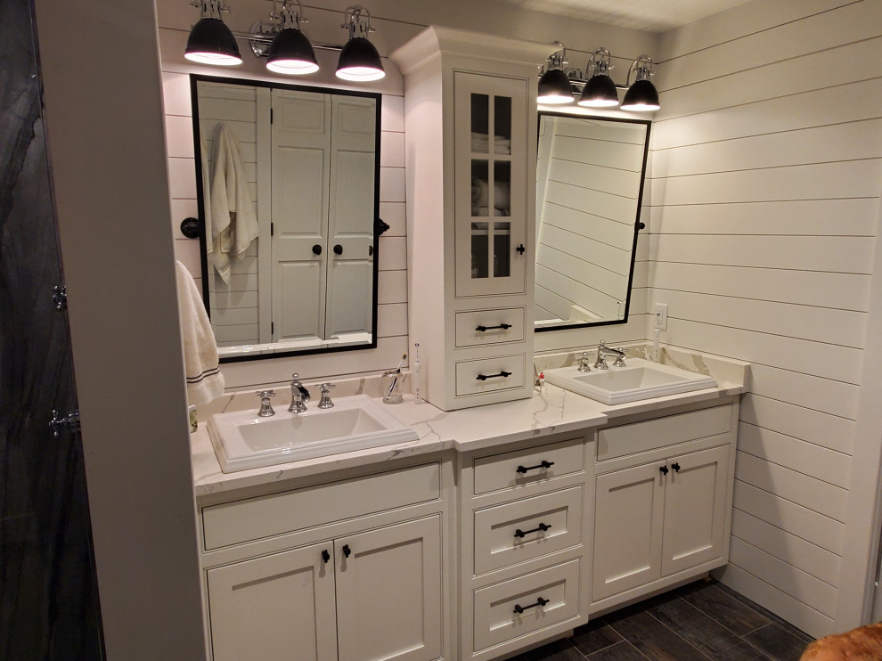 Inredning av ett lantligt stort vit vitt en-suite badrum, med skåp i shakerstil, vita skåp, ett fristående badkar, en dusch i en alkov, en bidé, vit kakel, vita väggar, ett nedsänkt handfat, bänkskiva i kvarts, brunt golv och dusch med gångjärnsdörr