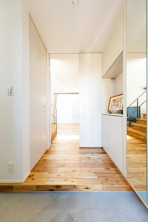 This is an example of a modern entryway in Tokyo Suburbs with light hardwood floors and brown floor.