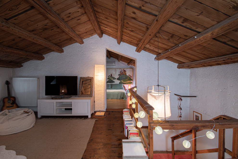 Пример оригинального дизайна: открытая гостиная комната среднего размера в стиле рустика с белыми стенами, деревянным полом, оранжевым полом, балками на потолке и печью-буржуйкой