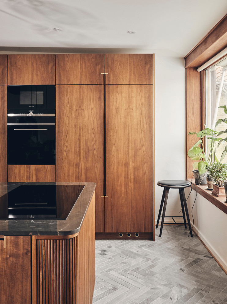 Idées déco pour une petite cuisine ouverte classique en bois brun avec un placard à porte affleurante, plan de travail en marbre, un électroménager noir, un sol en marbre, îlot, un sol gris et un plan de travail marron.