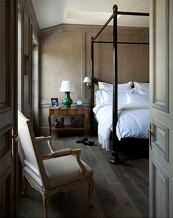 Inspiration for a traditional bedroom in Los Angeles.