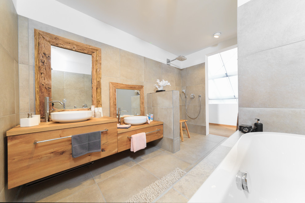 Mittelgroßes Modernes Badezimmer mit flächenbündigen Schrankfronten, braunen Schränken, bodengleicher Dusche, weißer Wandfarbe, Keramikboden, Wandwaschbecken, beigem Boden und offener Dusche in Sonstige