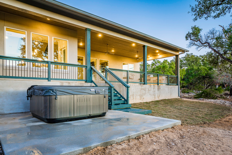 Transitional home design photo in Austin