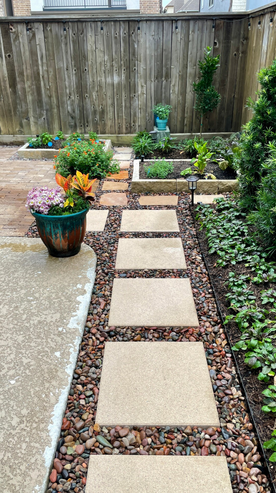 Design ideas for a traditional backyard patio in Houston.