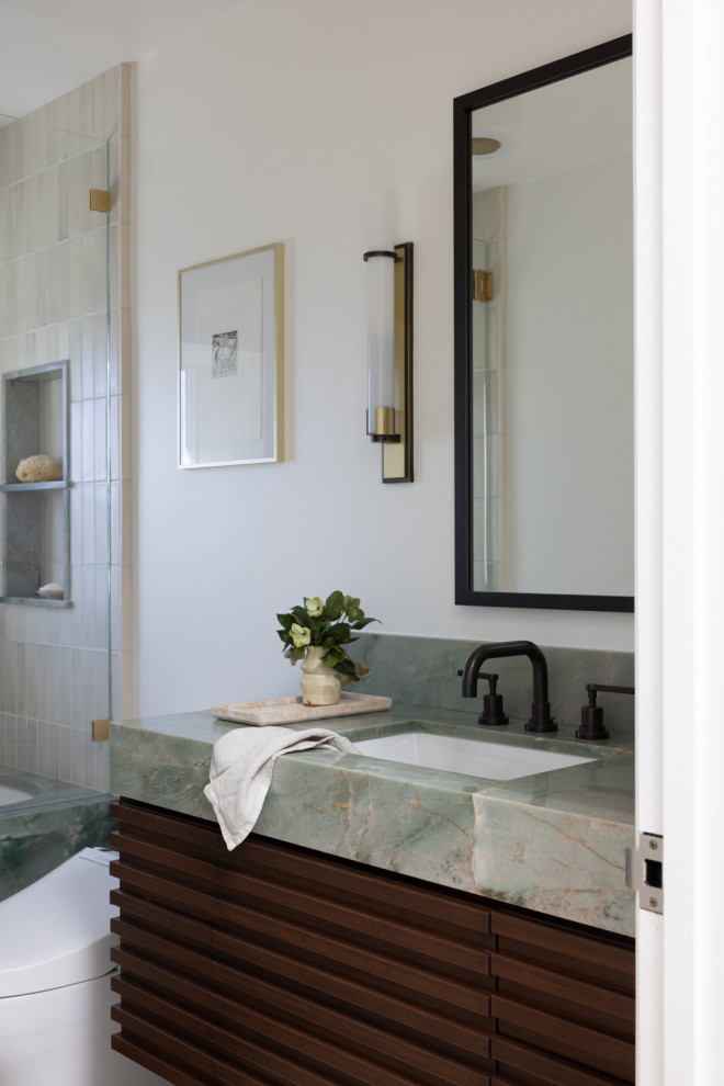 Modern inredning av ett litet grön grönt badrum, med skåp i mörkt trä, ett undermonterat badkar, en dusch/badkar-kombination, en toalettstol med separat cisternkåpa, beige kakel, keramikplattor, vita väggar, klinkergolv i keramik, ett undermonterad handfat, granitbänkskiva, svart golv och dusch med gångjärnsdörr