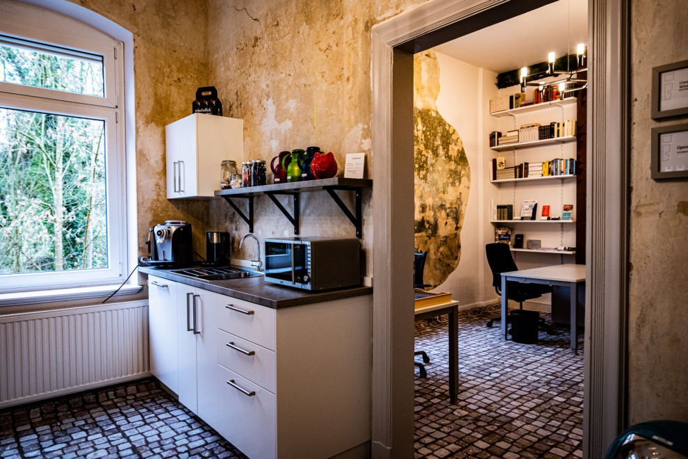 Offene, Einzeilige, Mittelgroße Eklektische Küche ohne Insel mit Teppichboden in Hannover