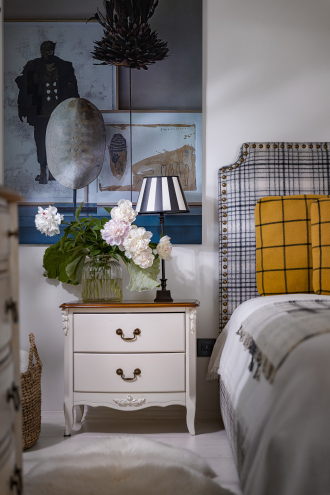 Kleines Skandinavisches Hauptschlafzimmer mit weißer Wandfarbe, gebeiztem Holzboden, Kamin, gefliester Kaminumrandung, weißem Boden, Kassettendecke und vertäfelten Wänden in Sonstige