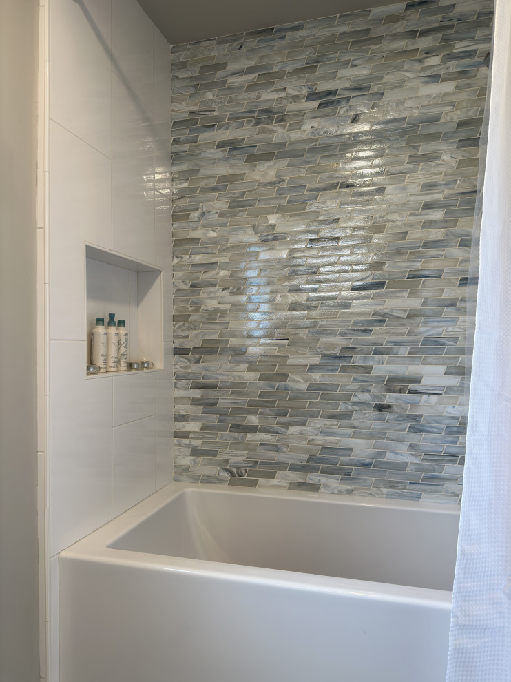 Idéer för små funkis vitt badrum med dusch, med släta luckor, vita skåp, en dusch i en alkov, grå kakel, glaskakel, klinkergolv i keramik, ett undermonterad handfat, bänkskiva i akrylsten, grått golv, dusch med gångjärnsdörr, ett badkar i en alkov och flerfärgade väggar