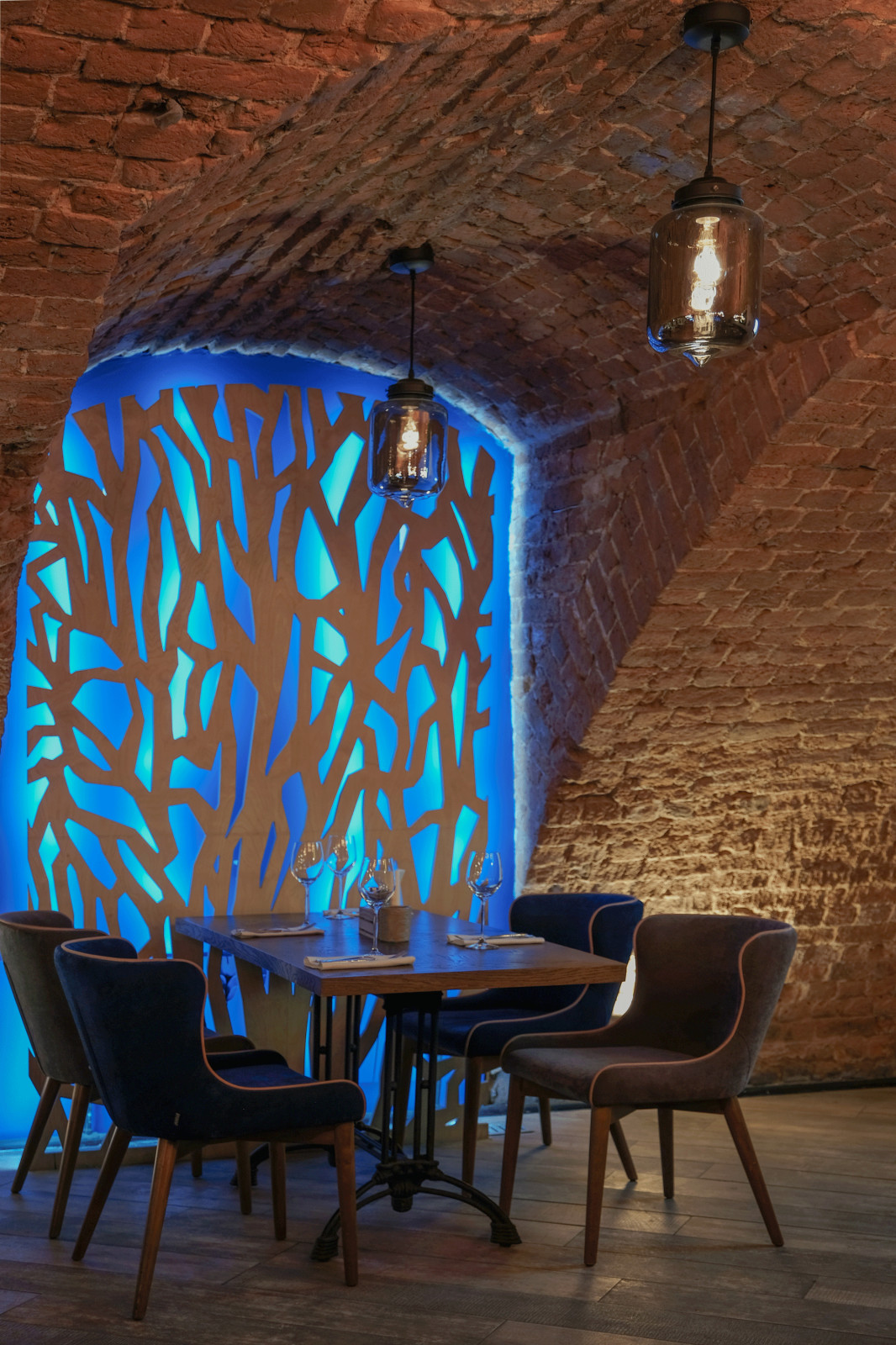 Винный погреб с барной стойкой из дров и камином