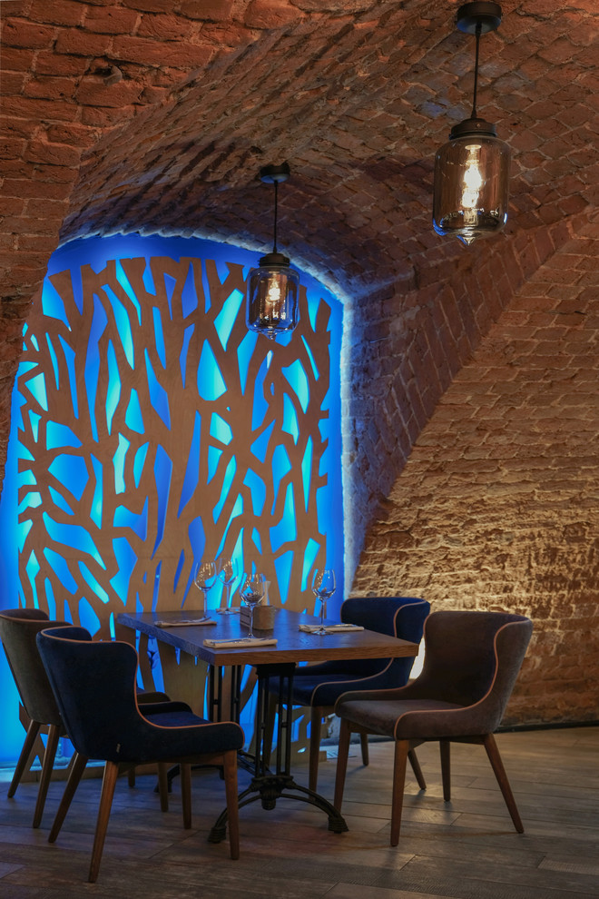 Винный погреб с барной стойкой из дров и камином