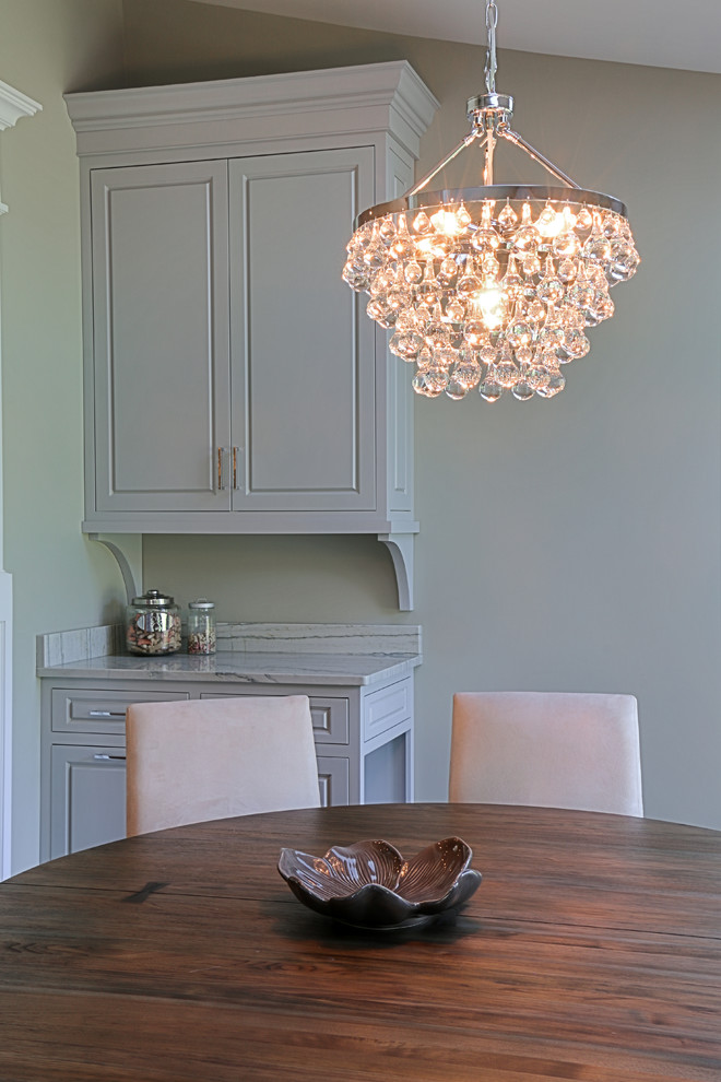 Kitchen - transitional kitchen idea in Chicago