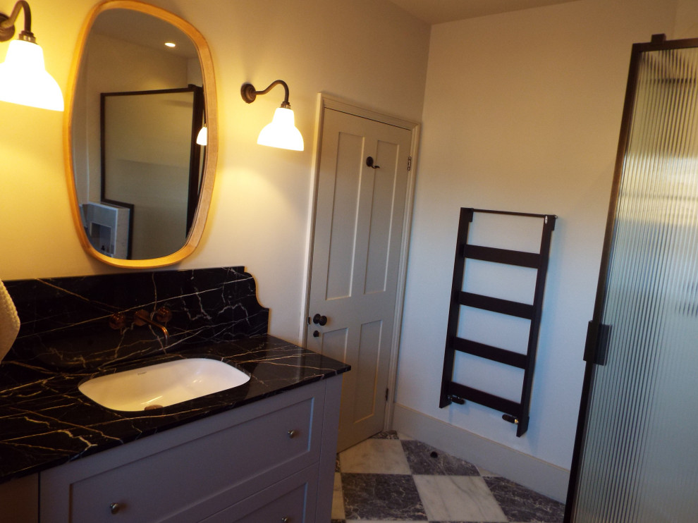 Family Bathroom N1