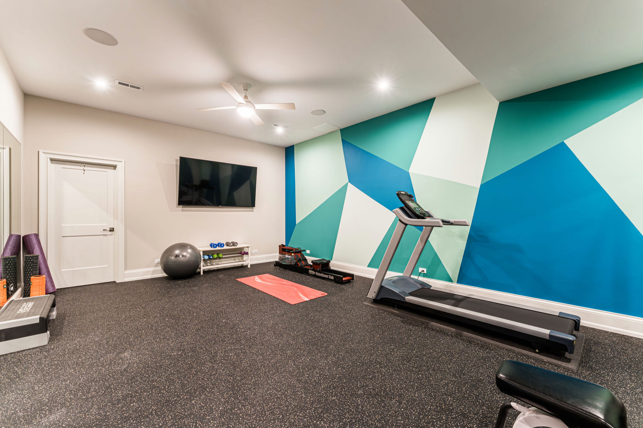 75 Beautiful Home Gym with Blue Walls and Black Floors Ideas and Designs November 2024 Houzz UK