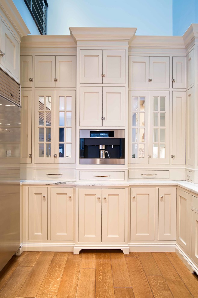 Design ideas for a large traditional u-shaped kitchen in Chicago.