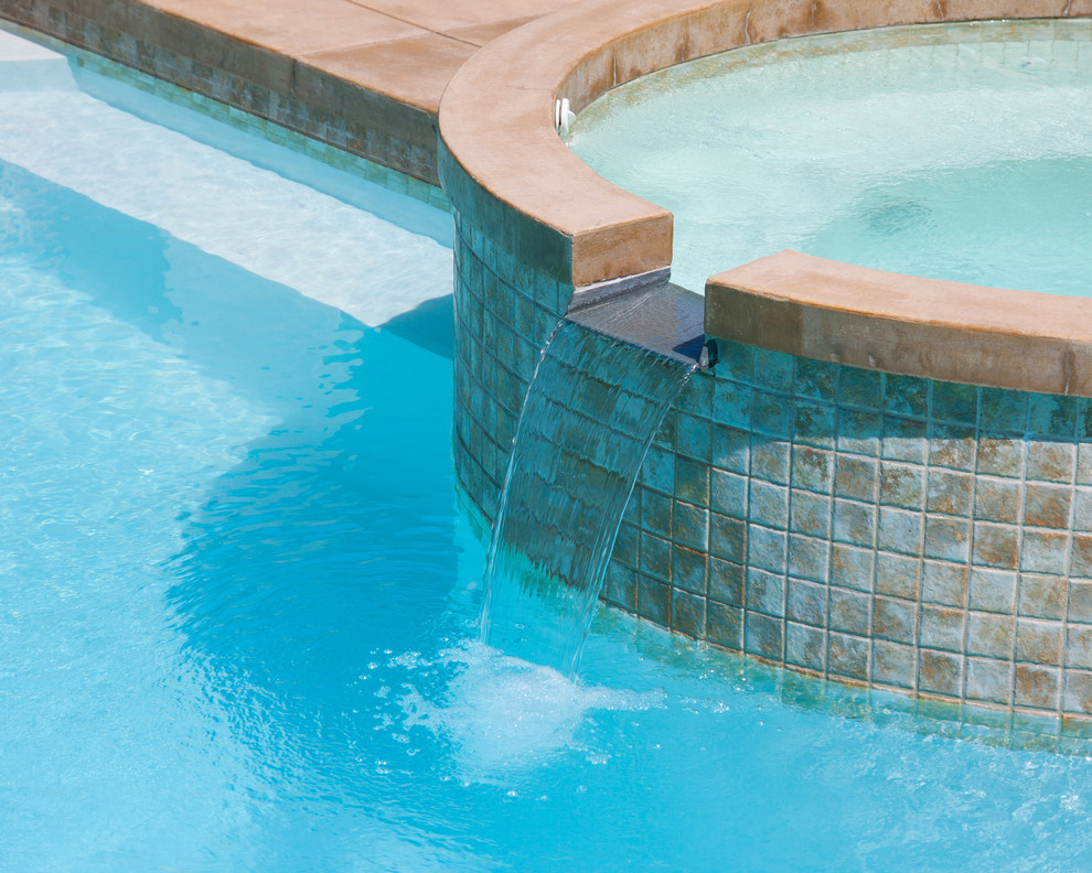 Идея дизайна: бассейн произвольной формы на заднем дворе в стиле фьюжн с джакузи