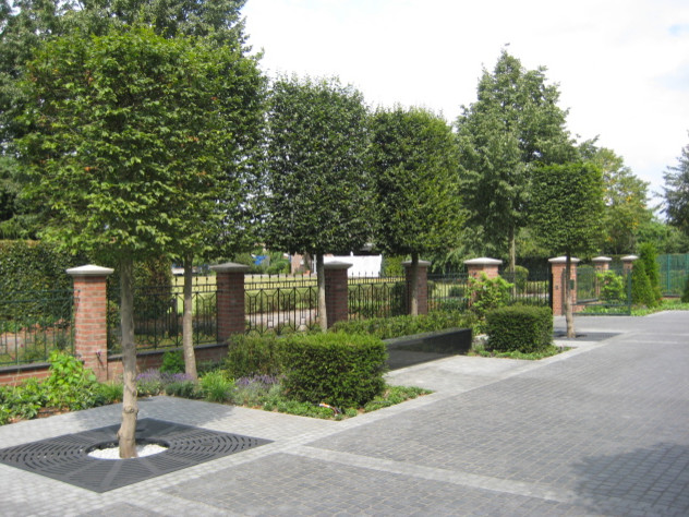 Großer Klassischer Garten mit Auffahrt, direkter Sonneneinstrahlung und Natursteinplatten in Sonstige