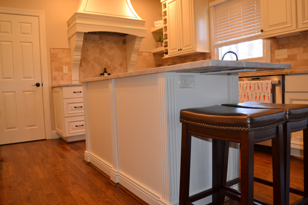 Kitchen - transitional kitchen idea in Cincinnati