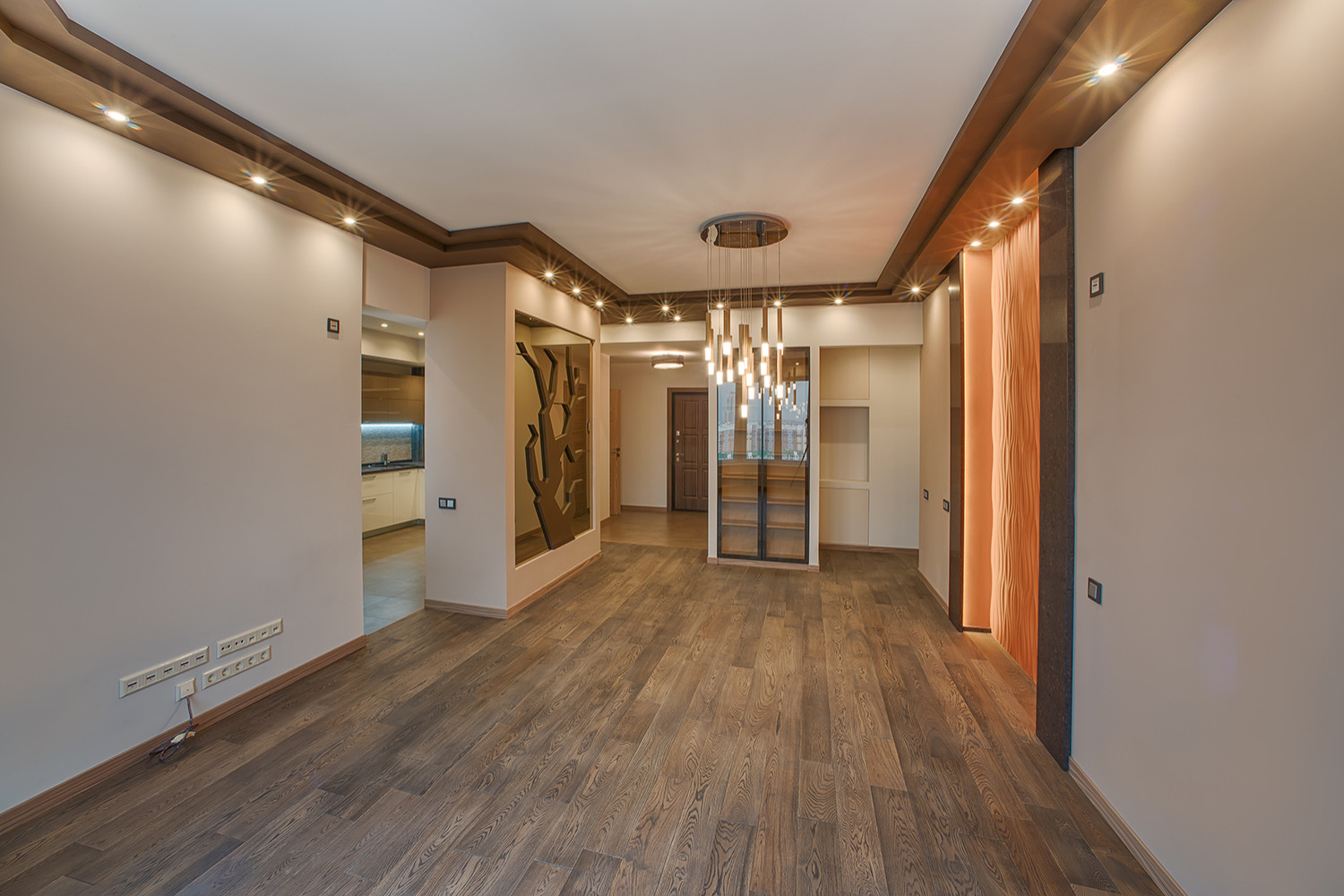 Гостиная по дизайн-проекту. Дерево с зеркальным фоном.