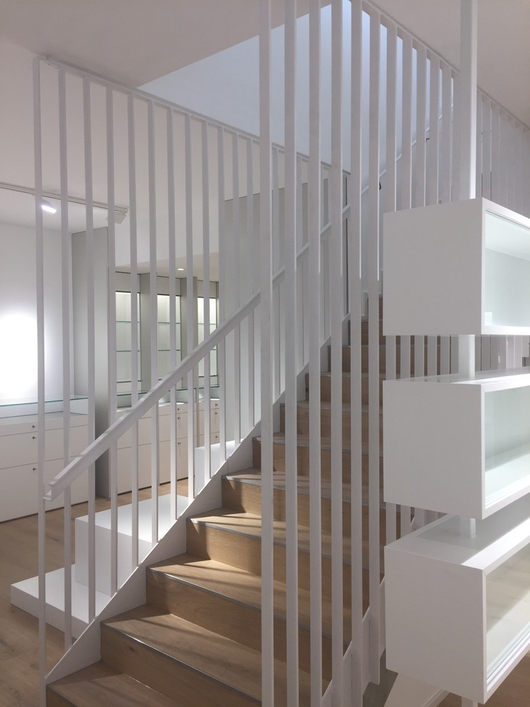 Gerade, Kleine Moderne Holztreppe mit Holz-Setzstufen in Berlin