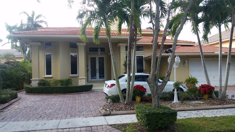 Klassischer Eingang mit Doppeltür, weißer Haustür und weißem Boden in Miami